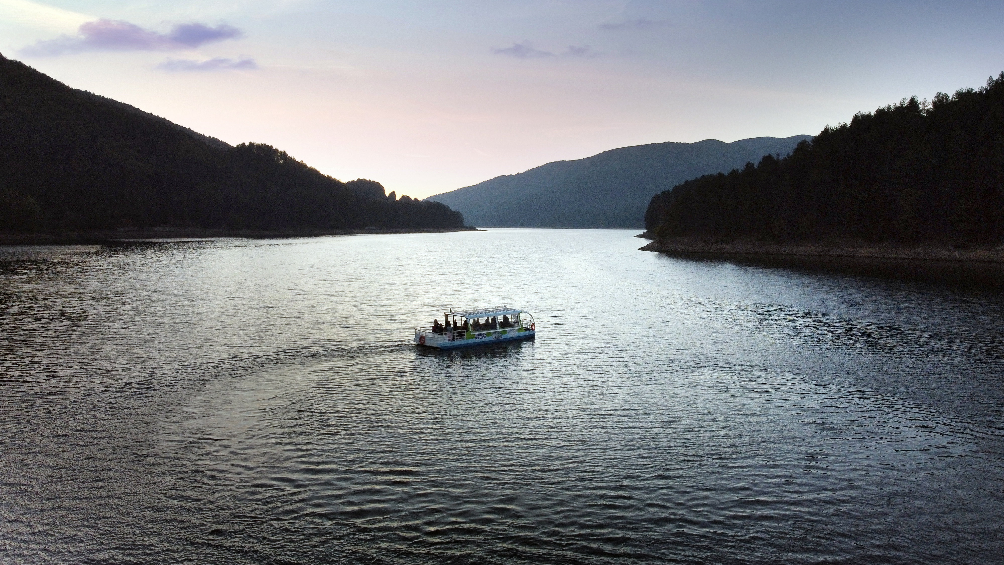 Battello sul lago Ampollino