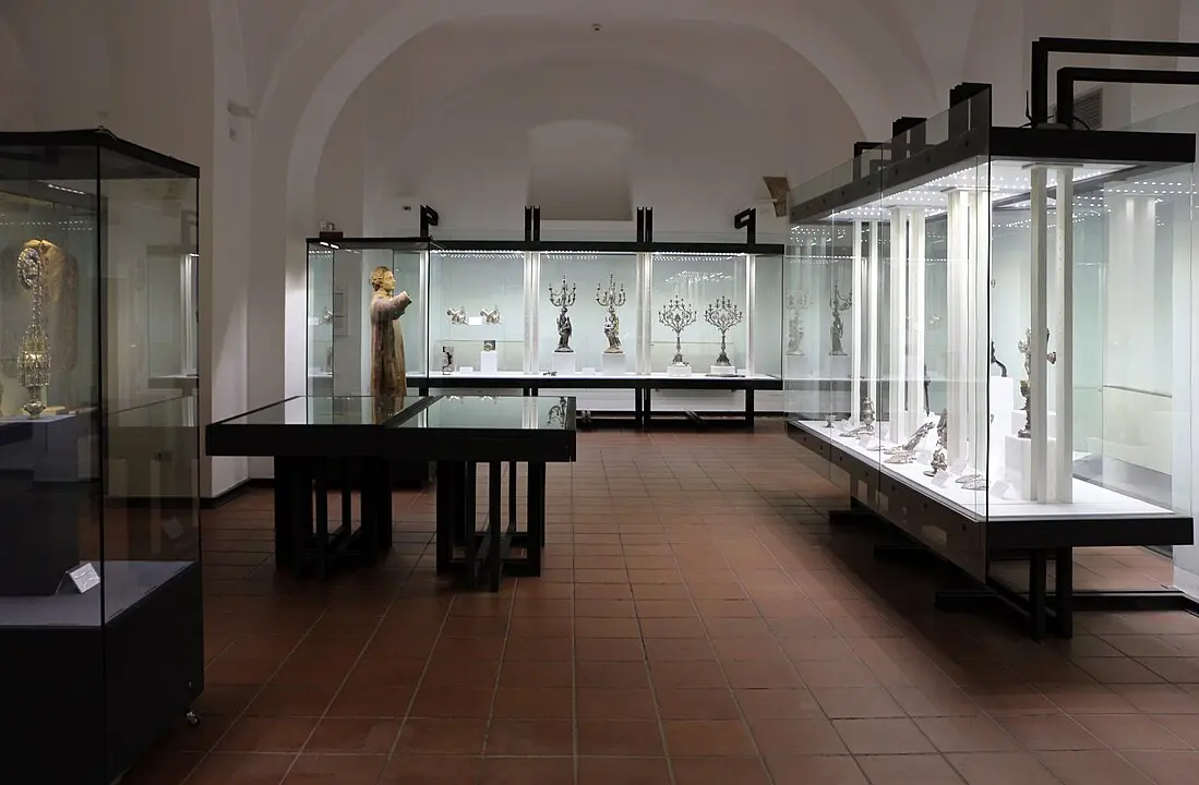 /storage/images/12501/1099px-Reggio_calabria%2C_museo_diocesano%2C_una_sala%2C_01.jpg