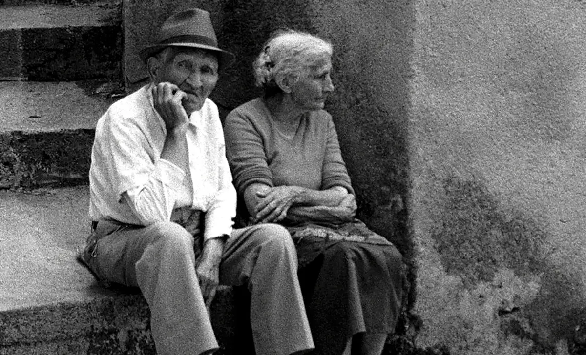 /storage/images/13270/badolato_anziani-nel-borgo_scalinata.jpg