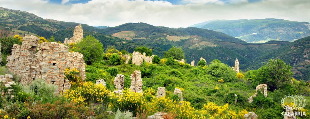 CERENZIA-Veduta-delle-colline-e-di-Acerentia