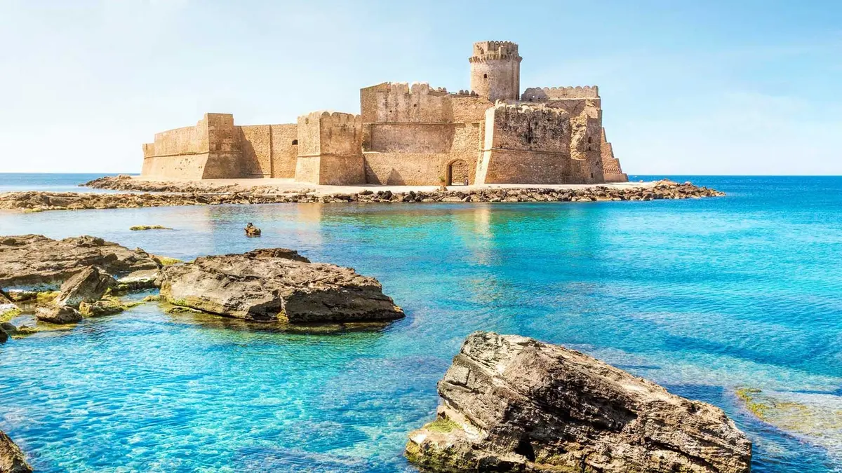 Vacanze a Isola Capo Rizzuto: mare, storia e buon vino