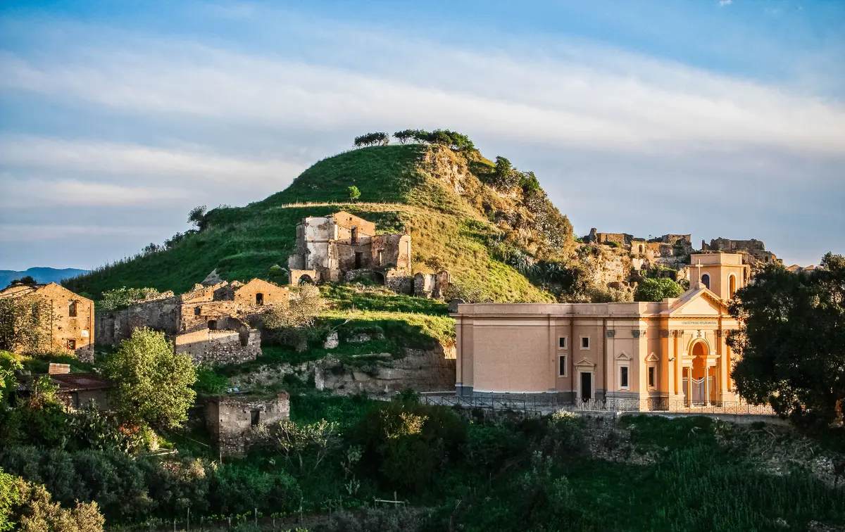 Pavese e la Calabria, itinerario letterario a Brancaleone