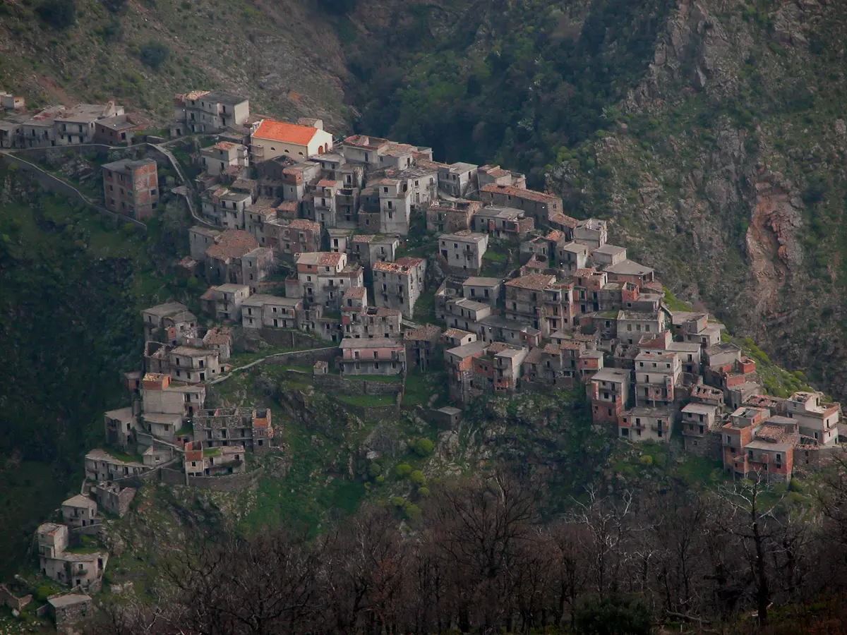 Roghudi Vecchio: paese fantasma alle pendici dell'Aspromonte