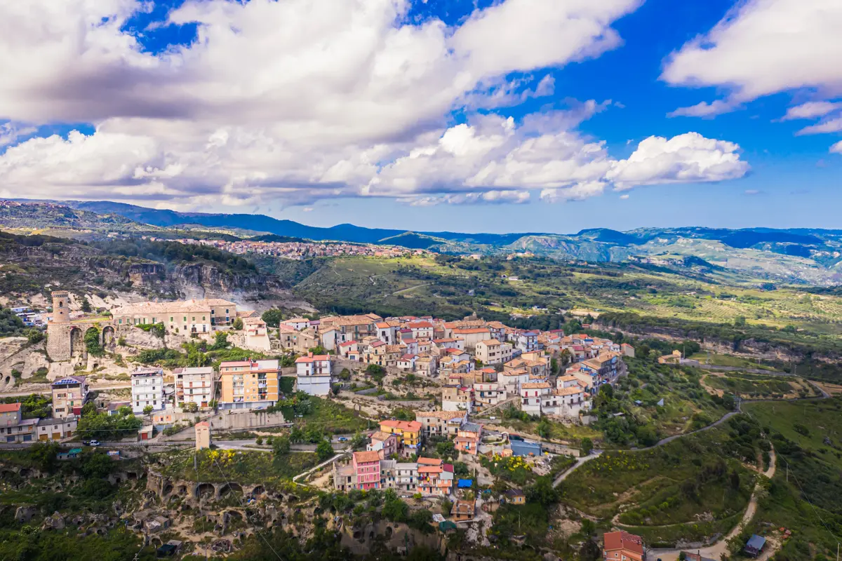 Cosenza, in mostra 90 opere pittoriche e creazioni sartoriali - FOTO •  Meraviglie di Calabria