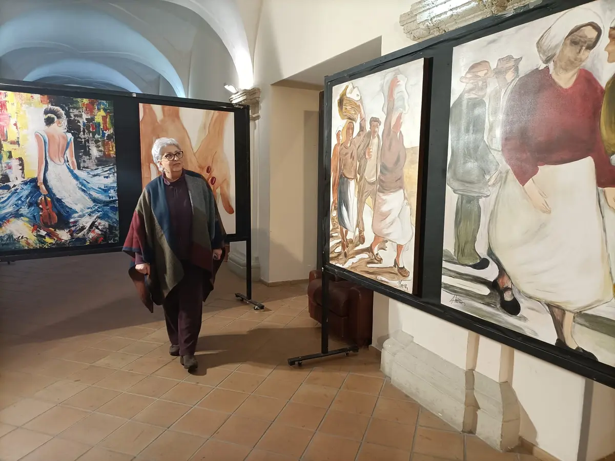 Un angolo della mostra con l'artista