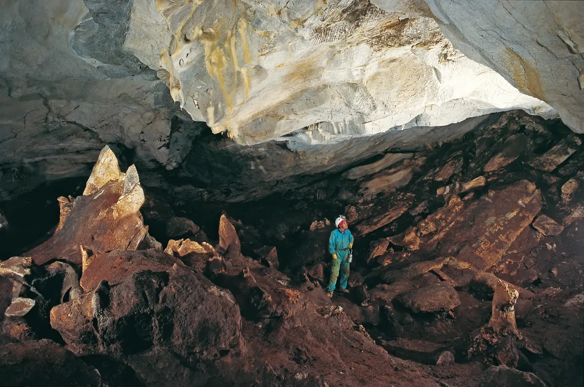 Excursion to the Grotta della Monaca, among the best-preserved prehistoric sites in Europe