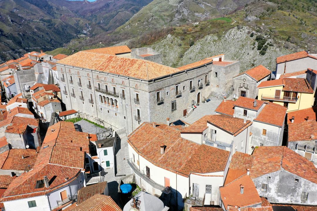 A village of textiles and ancient crafts