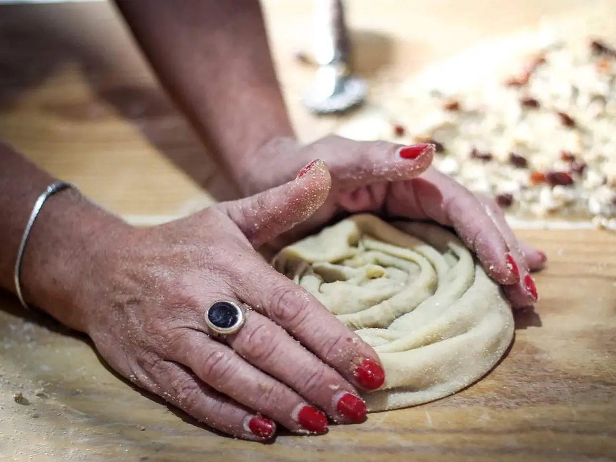 San Nicola dell alto CURNIOLA ARBERESCE ( ANELLO)E PREPARAZIONE DELLA PITTA ARBERESCE