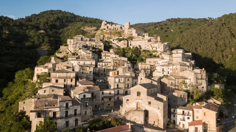 Discovering the village of Cleto, between myth and legend