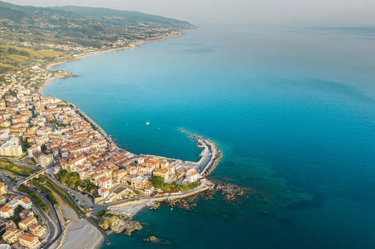 Summer in Diamante: sea, art and events