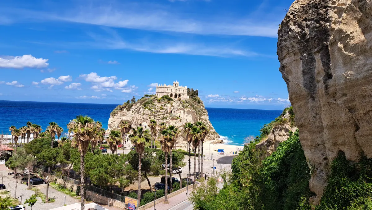Holidays in Tropea: sea, art and fun