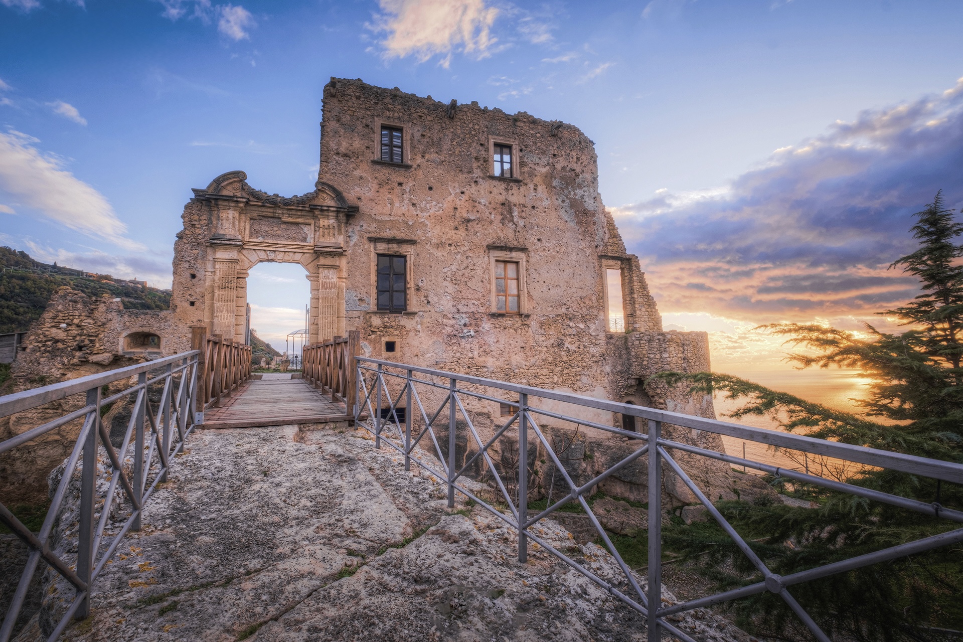 Castello della Valle al tramonto, Fiumefreddo Bruzio