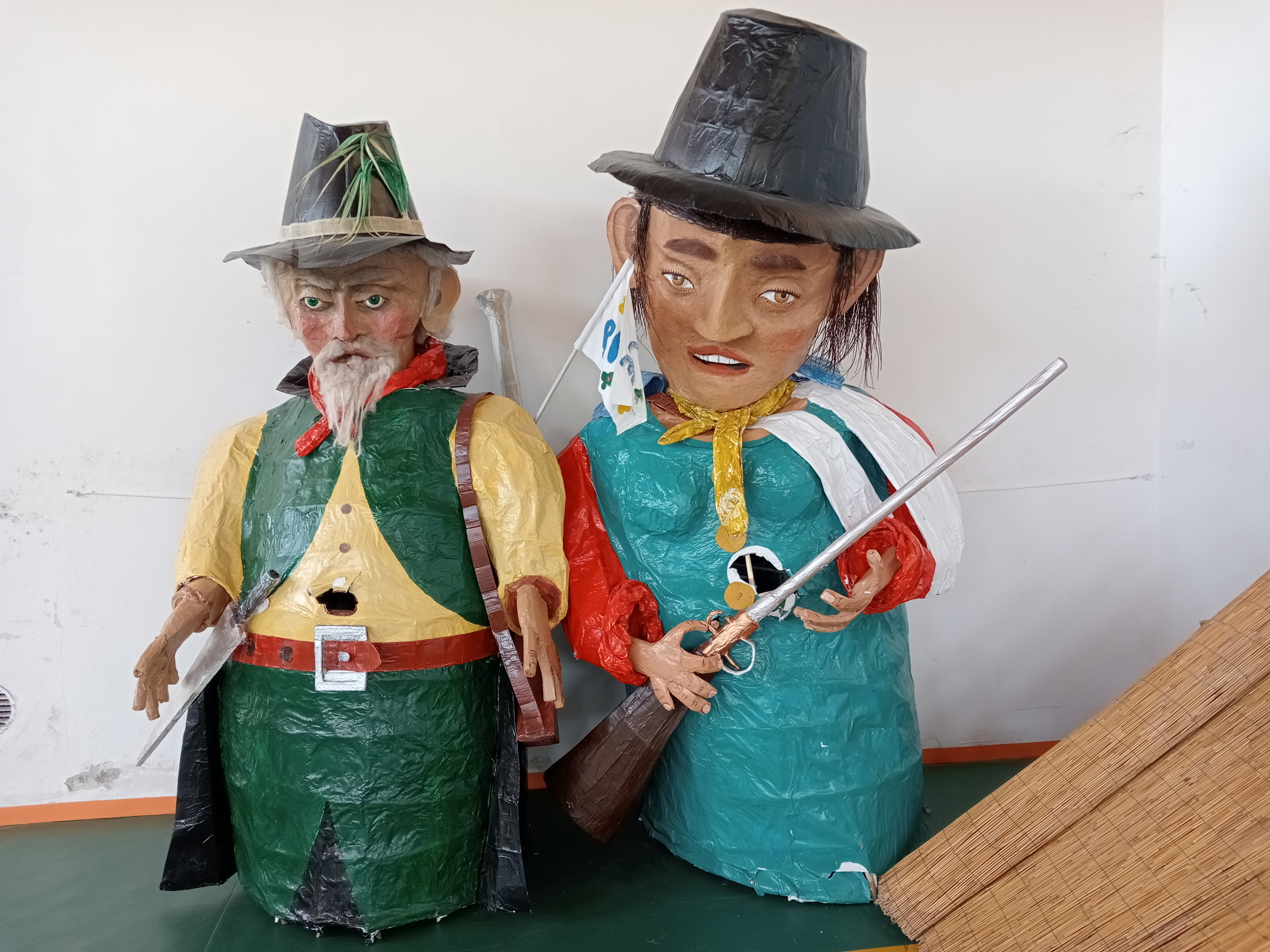 SCULTURE GIGANTI CARTAPESTA